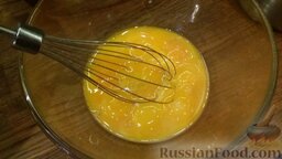 Киевский торт: Желтки растираем в отдельной посуде с мукой и коньяком.