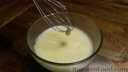 Киевский торт: Всю эту смесь из желтков вливаем в теплое молоко. Уменьшаем огонь на минимум и доводим до кипения, все время помешивая.
