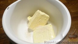 Киевский торт: Сливочное масло комнатной температуры взбиваем, добавляем ванильный сахар.