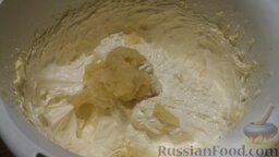 Киевский торт: Когда масло стало белое и воздушное, продолжаем взбивать и постепенно добавляем холодный крем.