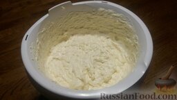 Киевский торт: Делим крем на две части (большую - 2/3, и меньшую - 1/3).