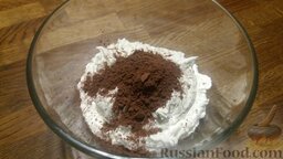 Киевский торт: В одну треть крема добавляем какао и взбиваем в однородную массу.