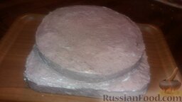 Киевский торт: Крем готов. Собираем торт:    Берем один корж и кладем его на красивую посуду. Смазываем его толстым слоем белого крема. Сверху кладем второй корж и хорошенько прижимаем. Смазываем верхушку и бока шоколадным кремом.