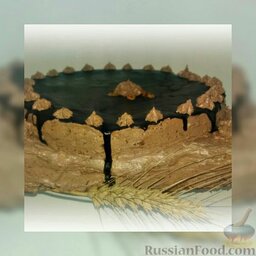 Киевский торт: Топим плитку шоколада и равномерно смазываем верх торта, даем немного сползти вниз по бокам. При помощи кондитерского мешка по краю делаем кремовый ободок. По желанию украшаем цветами из крема.   Убираем торт 
