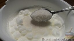 Киевский торт: На второй день белки взбиваем в густую пену, добавляем сахар и ванилин.