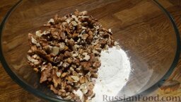 Киевский торт: В отдельной посуде просеем муку и перемешаем с орехами. Заранее орехи нужно немного поджарить.