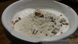 Киевский торт: Муку и орехи добавляем в белковую массу и все хорошенько перемешиваем до однородной смеси.