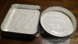 Киевский торт: Хорошенько ровняем белковую массу.