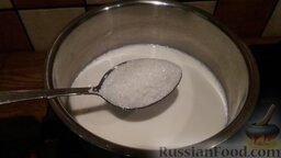 Киевский торт: Приготовление крема:    В маленькую кастрюлю наливаем молоко, добавляем сахар и ставим на огонь.