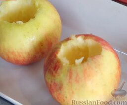 Печеные яблоки: Вырезать сердцевину у яблок.