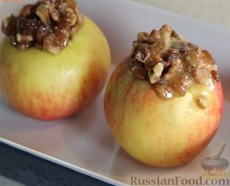 Печеные яблоки: Вложить по 1-2 ложки орехов с изюмом в каждое яблоко.