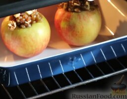 Печеные яблоки: Запекать в разогретой духовке примерно 15 минут при температуре 180°С.