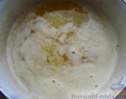 Кекс "Вкусный" с изюмом: Сливочное масло растопить на очень медленном огне.  В миске смешать муку с разрыхлителем и солью.  Изюм замочить в горячей воде.