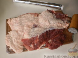 Рулет из свинины и свиного языка: Свинину (у меня бекон) промываем, разрезаем ножом аккуратно, чтобы получился такой пласт для рулета. Отбиваем с двух сторон до равномерной толщины и мягкости.
