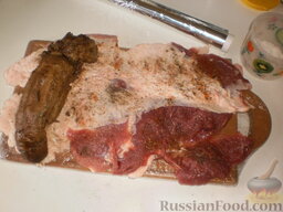 Рулет из свинины и свиного языка: Натираем мясо с двух сторон специями, солью. Вынимаем из маринада язык, кладем его на одну сторону и плотно сворачиваем в рулет.