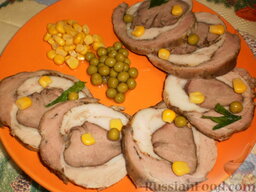 Рулет из свинины и свиного языка: Готовый рулет нарезаем, выкладываем на блюдо, украшаем зеленью или овощами и подаем к столу.   Приятного аппетита!