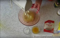 Кофейно-апельсиновый пирог: Взбиваем холодные белки с щепоткой соли в крепкую пену.