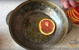 Кофейно-апельсиновый пирог: Форму для выпекания смазываем растительным маслом и медом. После этого на дно формы выкладываем апельсины в один слой.