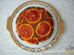 Кофейно-апельсиновый пирог: Когда пирог немного остынет, переворачиваем его на блюдо.