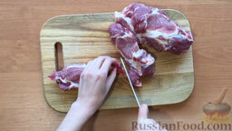 Плов со свининой (в мультиварке): Нарезаем мясо кусочками, лук кольцами и морковь соломкой.
