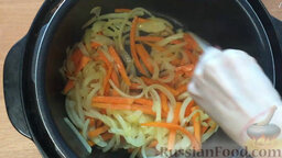 Плов со свининой (в мультиварке): Обжариваем лук с морковью на растительном масле в мультиварке в режиме ЖАРКА/МЯСО - 3-5 минут. С ОТКРЫТОЙ крышкой!