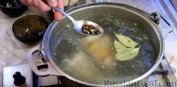 Суп хаш: Когда бульон закипит, снимаем накипь и добавляем 3 лавровых листа, смесь перцев, кориандр и одну столовую ложку соли.