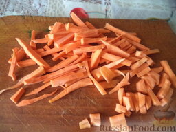Жаркое из свиных ребрышек: Морковь очистить, вымыть, нарезать соломкой.