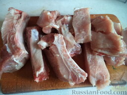 Жаркое из свиных ребрышек: Ребрышки вымыть, осушить, нарезать порционными кусочками.