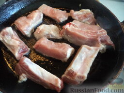 Жаркое из свиных ребрышек: Разогреть сковороду, налить растительное масло. Выложить ребрышки.