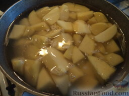 Жаркое из свиных ребрышек: Залить картофель водой, довести до кипения. Посолить. Варить на небольшом огне под крышкой до готовности (около 20 минут).
