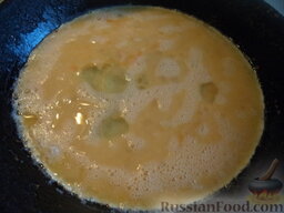 Омлет с молоком, на сковороде: В горячую сковороду влить яичную массу.