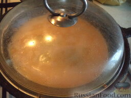 Омлет с молоком, на сковороде: Жарить омлет под крышкой на маленьком огне 1-2 минуты.