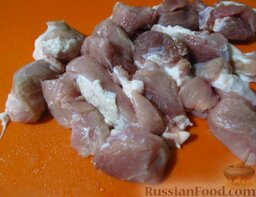 Шашлык из свиной шеи в луково-томатном маринаде: Мясо порежьте кусочками, размером 5-6 см.