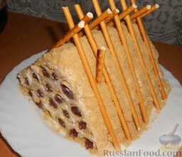 Торт "Монастырская изба" из блинов: Украсить сладкой соломкой и отрезать края.