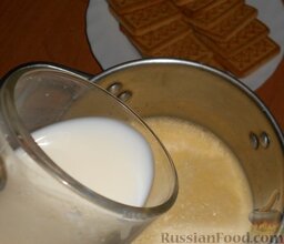 Торт "Монастырская изба" из блинов: Добавить молоко, немного соли и сахар.