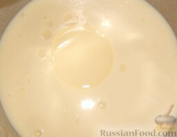 Торт "Монастырская изба" из блинов: Добавить растительное масло и перемешать.