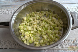 Штрудель: Пока тесто размораживается, подготавливаем начинку. Измельчаем яблоки небольшими кубиками.  Добавляем рекомендованное количество сахара и масла.