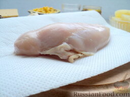 Салат с курицей и ананасом: Филейную часть курицы вымойте под прохладной водой, просушите кухонным полотенцем.
