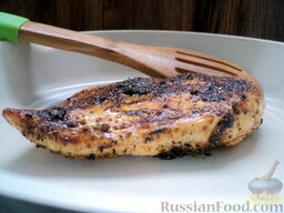 Салат с курицей и ананасом: Нагрейте сковороду с рафинированным маслом, на высоком огне обжарьте запанированное мясо с двух сторон по 3-5 минут, чтобы оно стало румяным.