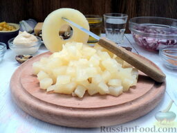 Салат с курицей и ананасом: Кольца консервированного ананаса нарежьте кубиком.