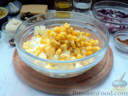 Салат с курицей и ананасом: Забросьте нужное количество консервированной кукурузы.