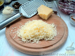 Салат с курицей и ананасом: Сыр натрите мелкой стружкой, переложите к остальным ингредиентам.