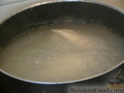 Суп из куриной грудки с зеленым горошком: Сначала нужно приготовить куриный бульон для супа. Для этого куриную грудку хорошо вымойте и положите в кастрюлю, залить холодной водой и довести до кипения. Когда бульон закипит, снимите пенку и убавьте огонь. Варите бульон на небольшом огне около 30 минут.