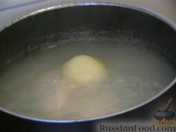 Суп из куриной грудки с зеленым горошком: В бульон отправить целую луковицу и варить ещё 10 минут.