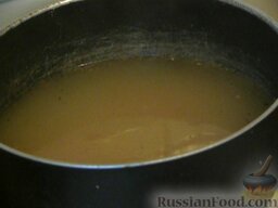 Суп из куриной грудки с зеленым горошком: В бульон добавить соль и специи по вкусу.