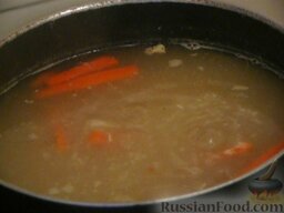 Суп из куриной грудки с зеленым горошком: Морковь нарезать брусочками и отправить варить её в бульон.