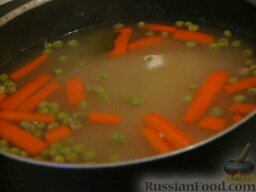 Суп из куриной грудки с зеленым горошком: В конце варки отправить в бульон зелёный горошек, добавить лавровый лист по вкусу. Варим 10 минут.