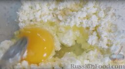 Сырники с изюмом: Соединить творог и яйцо, хорошо размешать.
