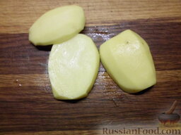 Настоящая картошка фри: Вымытый картофель, очищаем от кожуры. Разрезаем его на три равных части толщиной приблизительно 1 см.