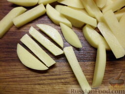 Настоящая картошка фри: Далее каждую из трех частей нарезаем соломкой примерно такой же толщиной 1 см. Чем ровнее и схожи будут соломинки, тем равномернее они обжарятся.